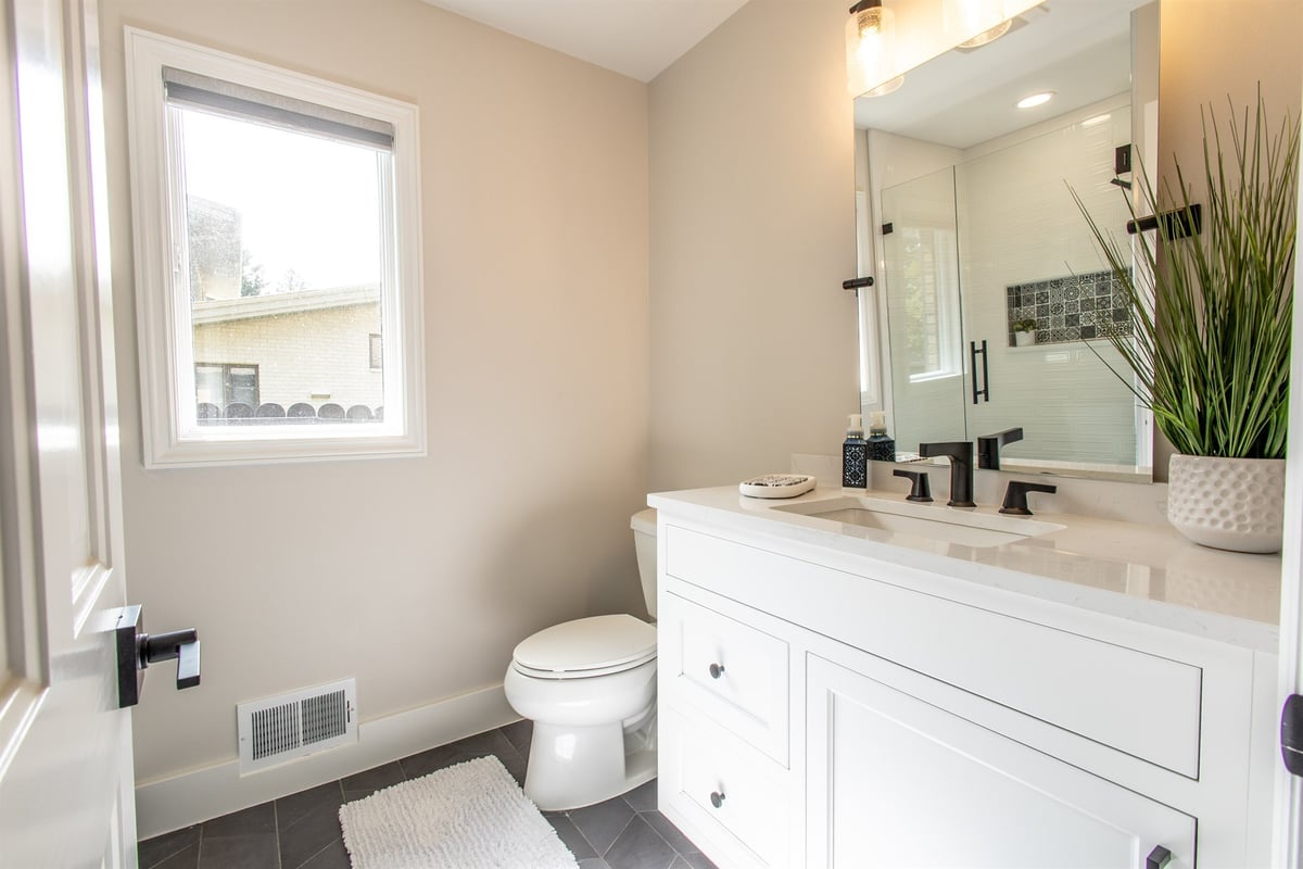 bathroom-with-a-white-vanity-quartz-top-and-black-fixtures-southeast-mi-optimized