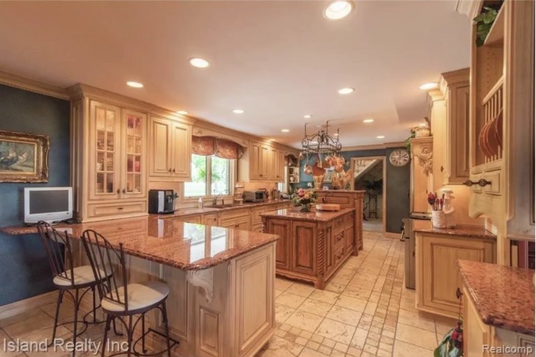 kitchen-before-renovation-center-island-grosse-ile-mi-optimized