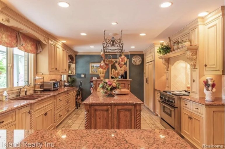 kitchen-before-renovation-maple-cabinets-grosse-ile-mi-optimized